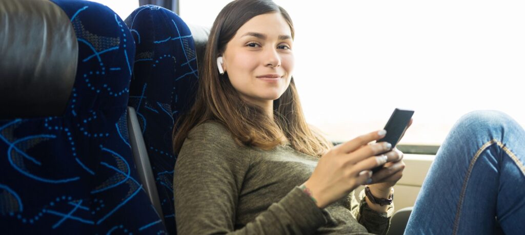 passegeiro viajando de onibus documentação necessária para viagens nacionais de ônibus