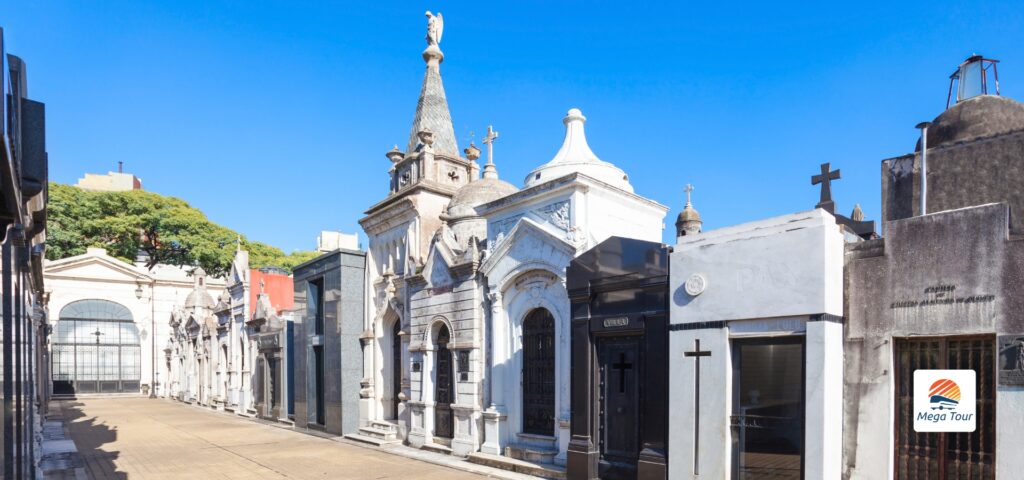 No Cemitério da Recoleta, estão algumas das pessoas mais importantes para a história de Buenos Aires. Por isso, não deixe de conhecer esse ponto turístico cheio de história e carregada de imaginação.