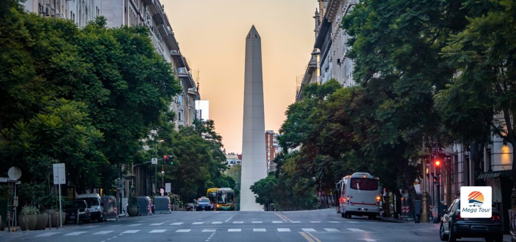 Obelisco é um monumento que fica na cidade de Buenos Aires, capital da Argentina.