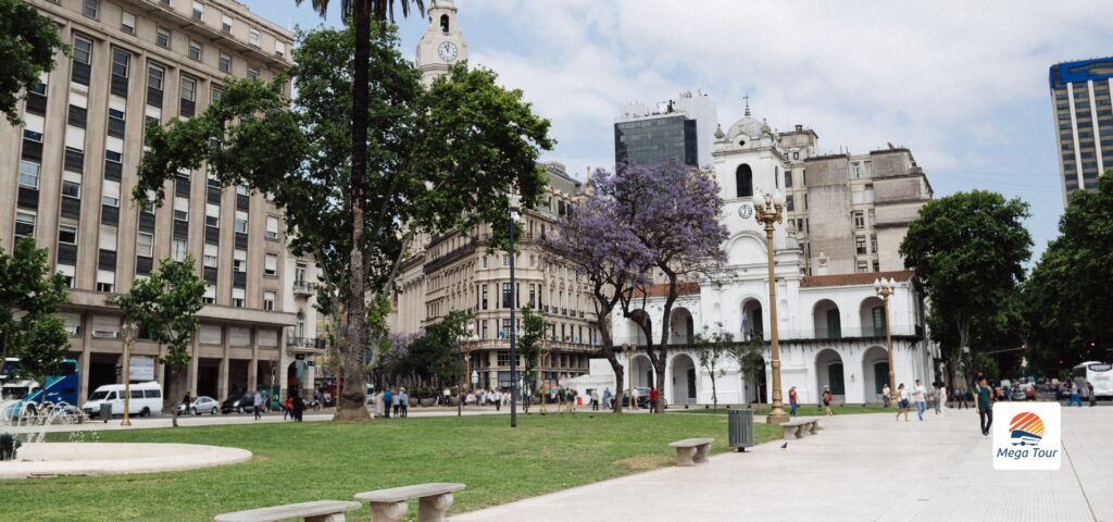 Plaza de Mayo é um lugar aconchegante e que vale a pena ser visitado no frio. Sabe aquela sensação boa de aconchego, com o solzinho batendo no rosto e você num lugar lindo? Então, esse ponto turistico em Buenos Aires é incrível!